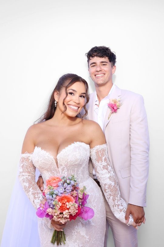 Retrato de Jeanelle y Jose en el fotomatón de su boda en Can Ribas de Montbui