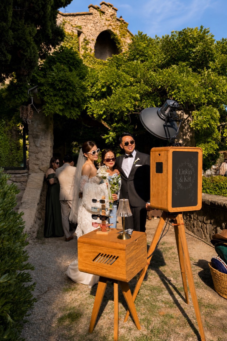 Invitados posando con gafas y atrezzo en el fotomatón — boda en La Baronia