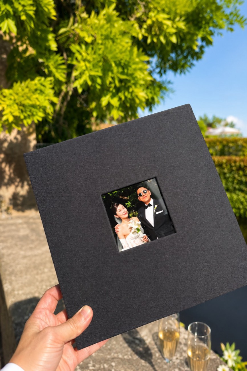 Álbum grande en negro con una foto de los novios en la portada — recuerdo del fotomatón