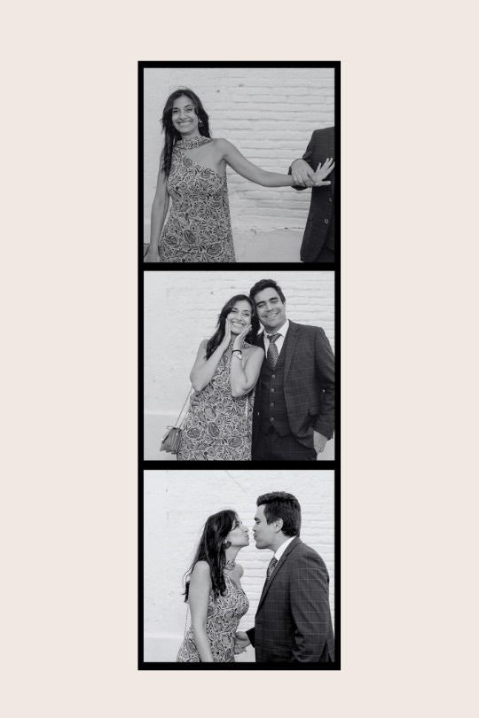 Tira de fotos en blanco y negro de Alejandra y Juan en el fotomatón de su boda en Mas Les Lloses