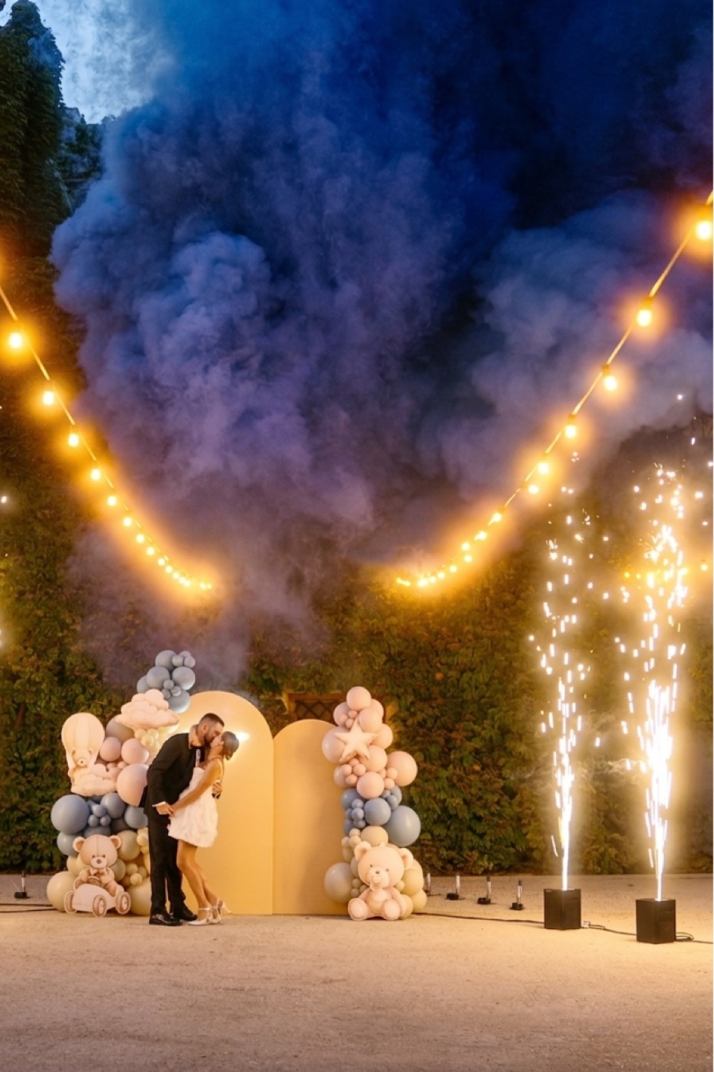 Beso de los novios bajo la V de humo azul — humo aéreo en Casa Santonja (Alicante)