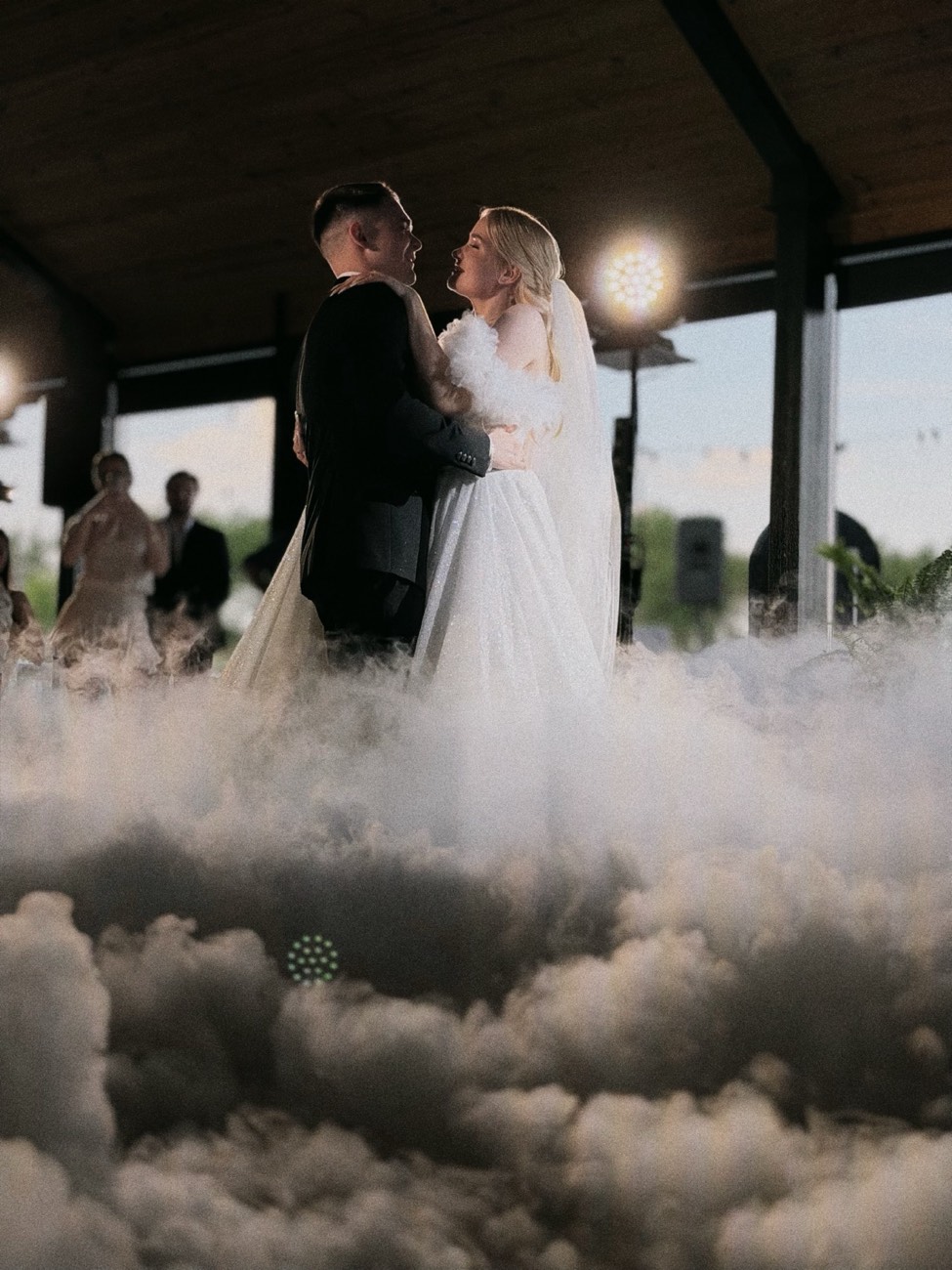 Pareja abrazada durante el primer baile rodeada de niebla baja — boda en Casa Antonio (Alicante)