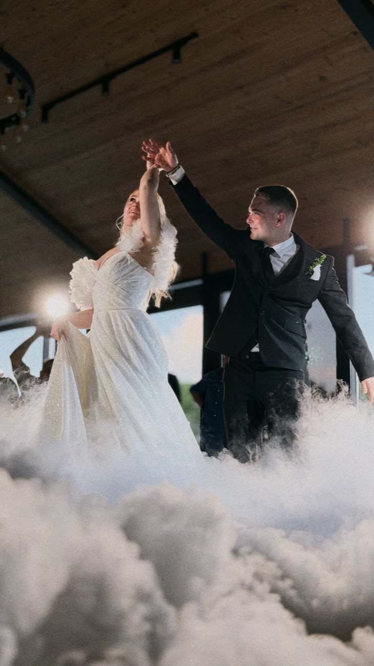 Novios girando entre nubes de niebla baja en el salón de Casa Antonio — House Party Alicante