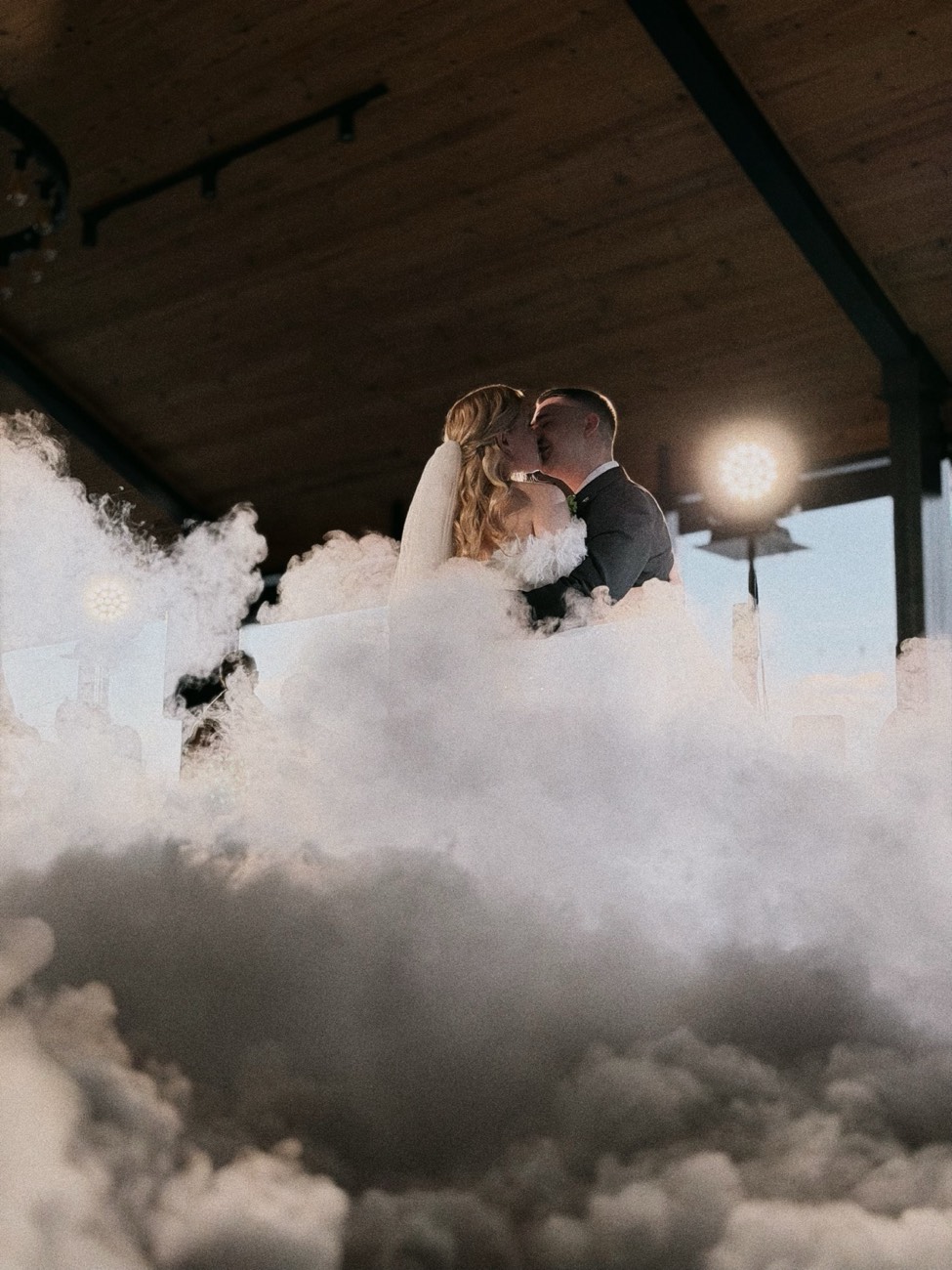 Beso de los novios entre las nubes del efecto baile en las nubes con niebla baja — Casa Antonio (Alicante)
