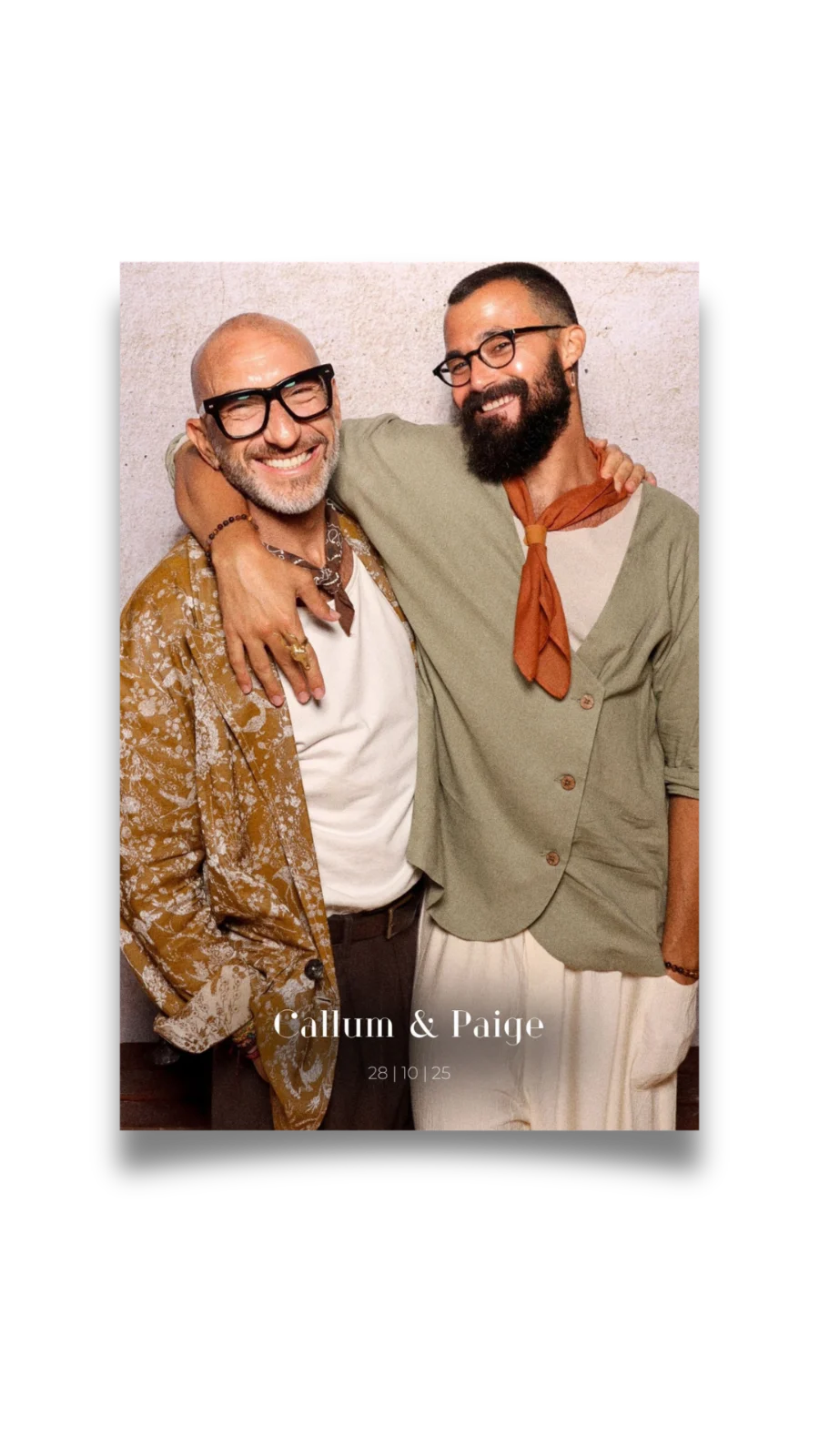 Foto 10×15 a sangre con los nombres y la fecha sobre la imagen — diseño de fotomatón de boda