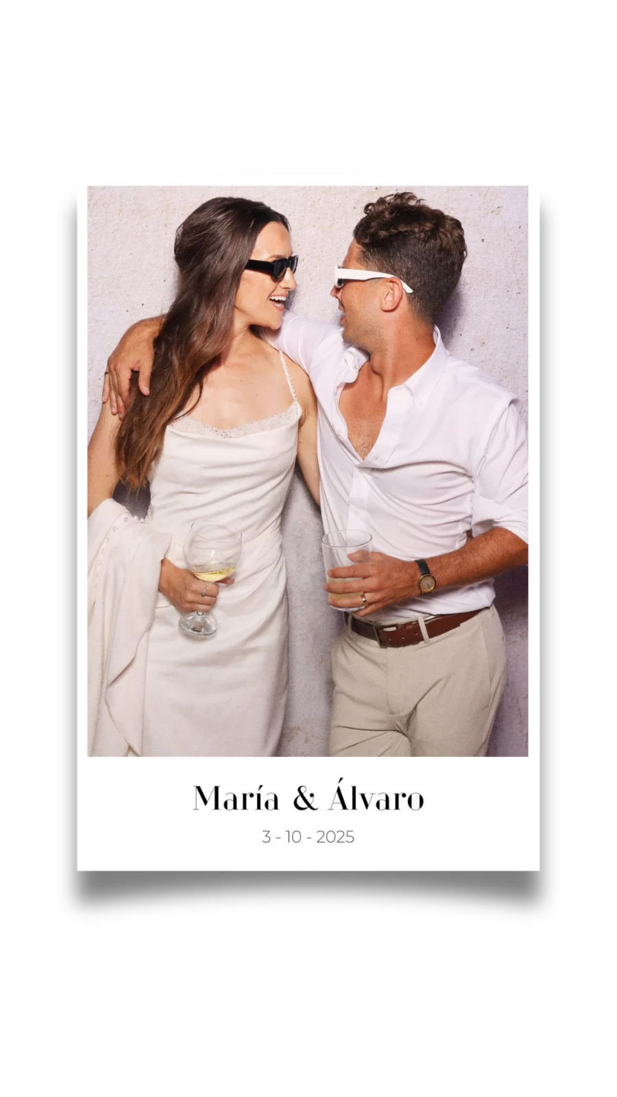 Foto 10×15 con marco blanco y los nombres y la fecha al pie — diseño de fotomatón de boda