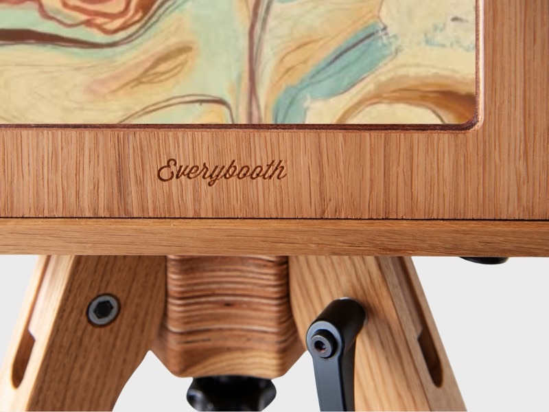 Detalle del logo Everybooth grabado en la madera de roble