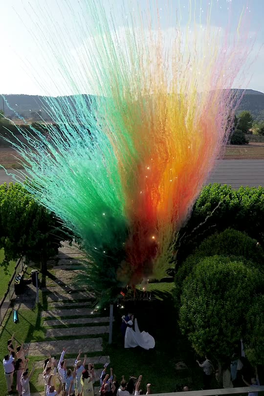 Humo aéreo de colores en cuatro bodas: arcoíris, humo azul, chispas y humo blanco en la ceremonia